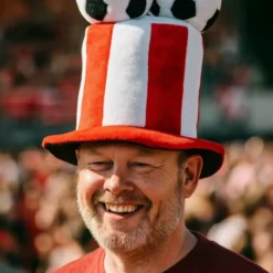 Roligan Danmarks hat med fodbolde - One-size voksen. Gør fodboldkampen endnu sjovere og mere festlig med vores høje Roligan Danmarks hat. Vores fodbold hat er designet til at tiltrække opmærksomhed og sprede glæde.