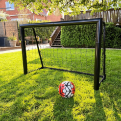 Fodboldmål Freeplay Elite Pro 150 x 100 cm - Galvaniseret Sort Stål Køb galvaniseret fodboldmål i en extra kraftig kvalitet og i et design som du kender fra fodboldklubben. Fodboldmålet er fremstillet i pulverlakeret galvaniseret stål med en rørtykkelse på hele Ø7,8 cm. Fantastisk fodboldmål til en god gang fodboldspil i haven. Størrelse: L150 x H100 x D75 cm. Ramme: Ø78 mm, godstykkelse 1,3 mm. Bagstivere: Ø3.2 cm, godstykkelse 0,9 mm. Forstærket samlinger. Materiale: Pulverlakeret solid sort stål. Kraftigt net, Ø2,5mm, 1000 g. Jordspyd til fastgørelse. Vægt: 13 kg.
