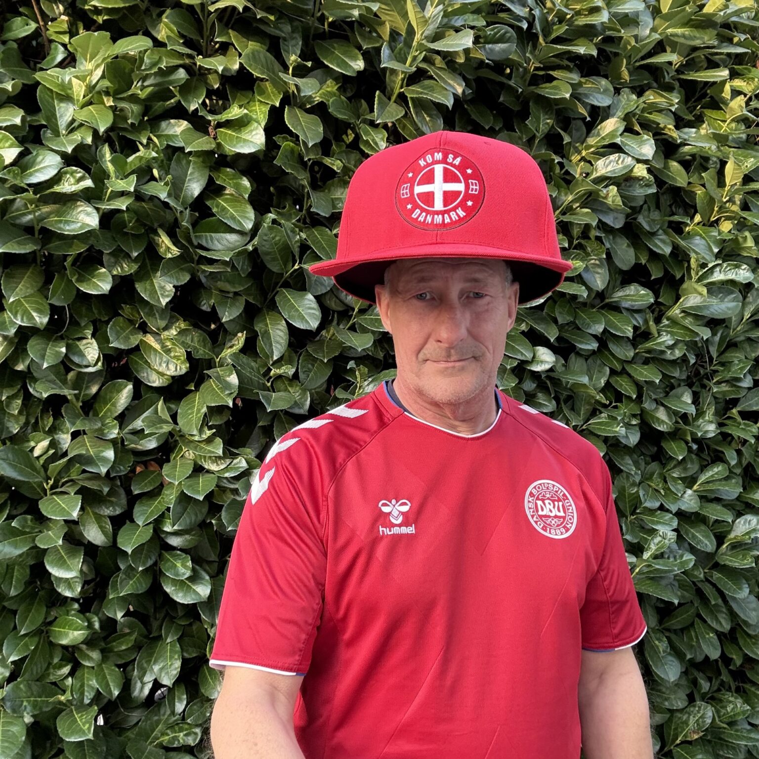 Få det perfekte roligan fanlook til alle kampe, når Danmark skal spille bold i parken eller på udebane med denne oversize big boss fan cap.