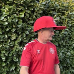 Få det perfekte roligan fanlook til alle kampe, når Danmark skal spille bold i parken eller på udebane med denne oversize big boss fan cap.