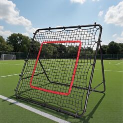 Fodbold Rebounder Freeplay Contra 120 x 120 cm Tag din fodboldtræning til næste niveau med denne alsidige fodbold rebounder fra Freeplay Sport. Med en ramme på 28 mm sorte stålrør og et net i god kvalitet, får du et træningsredskab, der holder til timevis af fodboldspil samt træning hjemme i haven – uanset om du er nybegynder eller øvet. Størrelse: 120 x 120 cm – ideel til både børn og unge. Rør konstruktion: 28 mm pulverlakerede stålrør. Justerbar skudvinkel: Indstil rebounderen i flere vinkler, for at træne præcision, reaktion og førsteberøring samt nedtagning af bolde Perfekt til haven: Let at flytte og nem at sætte op - Vægt ca. 6 kg. Træn afleveringer, spark, hovedstød og reaktioner – alt sammen hjemme i haven. 