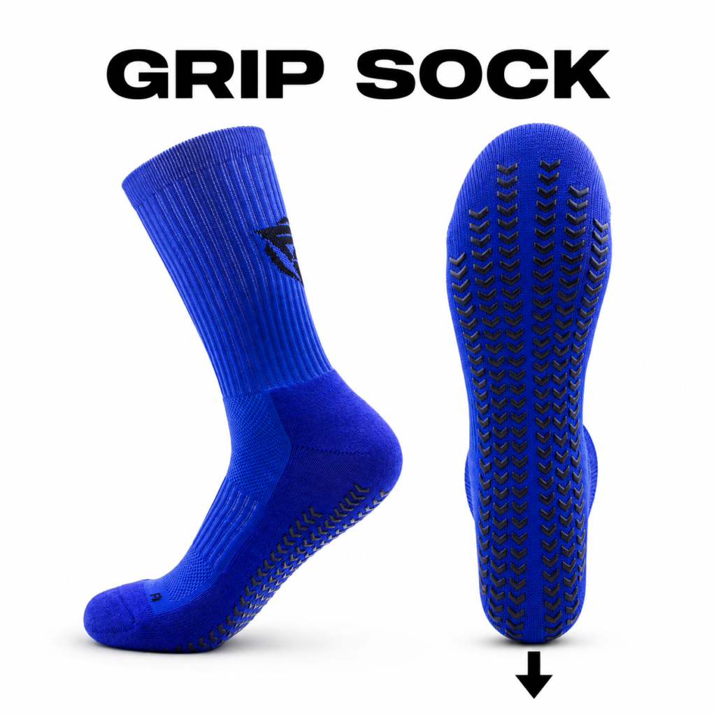 Grip Socks LIGA V25 Freeplay i Blå - Str. 39-46 Indeholder 1 par strømper som passer til alle fødder i størrelser fra 39 til 45 i en strømpe. Grip Socks strømper er brugt af mere end 3000 atleter samt professionelle fodspillere i hele Danmark . Disse blå Grip Socks LIGA V25 vil forbedre din hastighed samt maksimere din præstation når du skifter retning. Den skridsikre belægning på strømpen, giver dig mulighed for at udføre skarpe bevægelser uden at glide i skoen. Det åndbare materiale sikrer komfort under hele din træning eller kamp. Disse Grip Socks er fremstillet af holdbart bomulds materiale, der giver en ultra blød og behagelig fornemmelse under brug. Vask strømperne med vrangen ud og ved maks 30 grader. Brug så lav hastighed som muligt på centrifugen. Hæng sokkerne til tørre og INGEN tumbler. Forbedre din sprint hastighed, boldkontrol og teknik til det maksimale. Undgå, at dine fødder glider i dit fodtøj. Reducer risikoen for ankel, knæ og hofteskader på grund af øget stabilitet. Sig farvel til vabler én gang for alle.