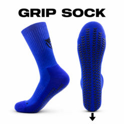 Grip Socks LIGA V25 Freeplay i Blå - Str. 39-46 Indeholder 1 par strømper som passer til alle fødder i størrelser fra 39 til 45 i en strømpe. Grip Socks strømper er brugt af mere end 3000 atleter samt professionelle fodspillere i hele Danmark . Disse blå Grip Socks LIGA V25 vil forbedre din hastighed samt maksimere din præstation når du skifter retning. Den skridsikre belægning på strømpen, giver dig mulighed for at udføre skarpe bevægelser uden at glide i skoen. Det åndbare materiale sikrer komfort under hele din træning eller kamp. Disse Grip Socks er fremstillet af holdbart bomulds materiale, der giver en ultra blød og behagelig fornemmelse under brug. Vask strømperne med vrangen ud og ved maks 30 grader. Brug så lav hastighed som muligt på centrifugen. Hæng sokkerne til tørre og INGEN tumbler. Forbedre din sprint hastighed, boldkontrol og teknik til det maksimale. Undgå, at dine fødder glider i dit fodtøj. Reducer risikoen for ankel, knæ og hofteskader på grund af øget stabilitet. Sig farvel til vabler én gang for alle.