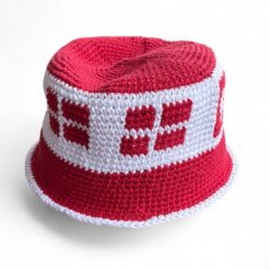 Hæklet Dannebrog Bøllehat – Original Roligan Udstyr