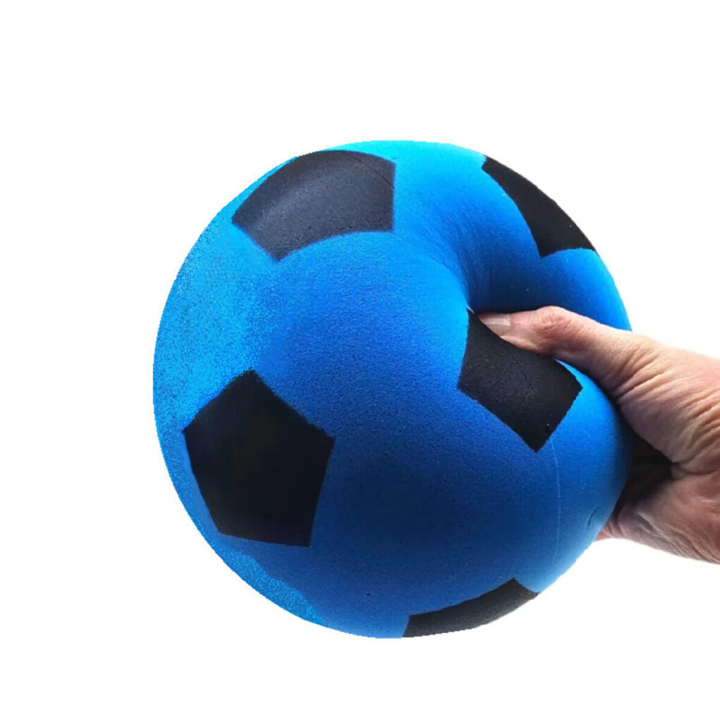 Silent Fodbold – Støjsvag Retro Fodboldbold Str.4 - Blå Denne Sport Silent fodbold er fremstillet af blødt TEMPUR skum og er designet til leg uden støj. Fodbolden kan klemmes sammen og vender langsomt tilbage til sin oprindelige form, hvilket gør den ideel til både leg og motorisk træning. Den støjsvage konstruktion betyder, at fodbolden kan bruges indendørs i lejligheder, klasselokaler og institutioner uden at genere omgivelserne og naboer. Da fodbolden er lavet af Tampur skum, kan små mærker eller let skæve former opstå under forsendelse. Bolden kommer vakuumpakket fra vores lager. Det er helt normalt og bolden retter sig selv ud efter et stykke tid. Du kan evt. forme bolden ud med at varme den med en hårtørrer, for at fremskynde processen. Fordele med skum: Støjsvag skum fodbold – ingen larm. Blød og sikker for alle aldre af børn. Skånsom mod vægge og gulve Let at gribe og kontrollere. Velegnet til indendørs leg og sjov. Anvendelse: Skole, SFO og børnehave. Indendørs boldleg derhjemme. Motorik og bevægelse. Stressbold / håndtræning. Produktdetaljer: Produkttype: Silent fodbold / skumbold. Materiale: Tampur skum. Egenskab: Støjsvag bold. Brug: Kun Indendørs ( Tåler ikke vand ) Boldleg uden støj: Silent Ball er den perfekte løsning, når der ønskes bevægelse, leg og læring og helt uden støj. Et sikkert valg for både private hjem og institutioner. 👉 Bestil Silent fodbold i dag og oplev stille indendørs boldleg.