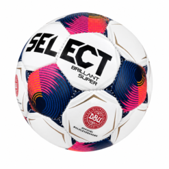 Select Brillant Super Girl pink fodbold er en lille og let hyggebold, inspireret af den originale Select Brillant kampfodbold. Den har det klassiske Select look i en kompakt størrelse, som gør den perfekt til børn, leg og sjov med bolden både inde og ude. Med en diameter på lidt over 15 cm og en omkreds på ca. 46 cm er bolden væsentligt mindre end en almindelig fodbold men samme størrelse som en håndbold. Det gør den nem for børn at håndtere, sparke til og tage med overalt. Den lille størrelse gør den samtidig sjov til småspil, tricks, jonglering og almindelig hygge i haven, på terrassen eller på værelset.– Sjov til leg og hygge