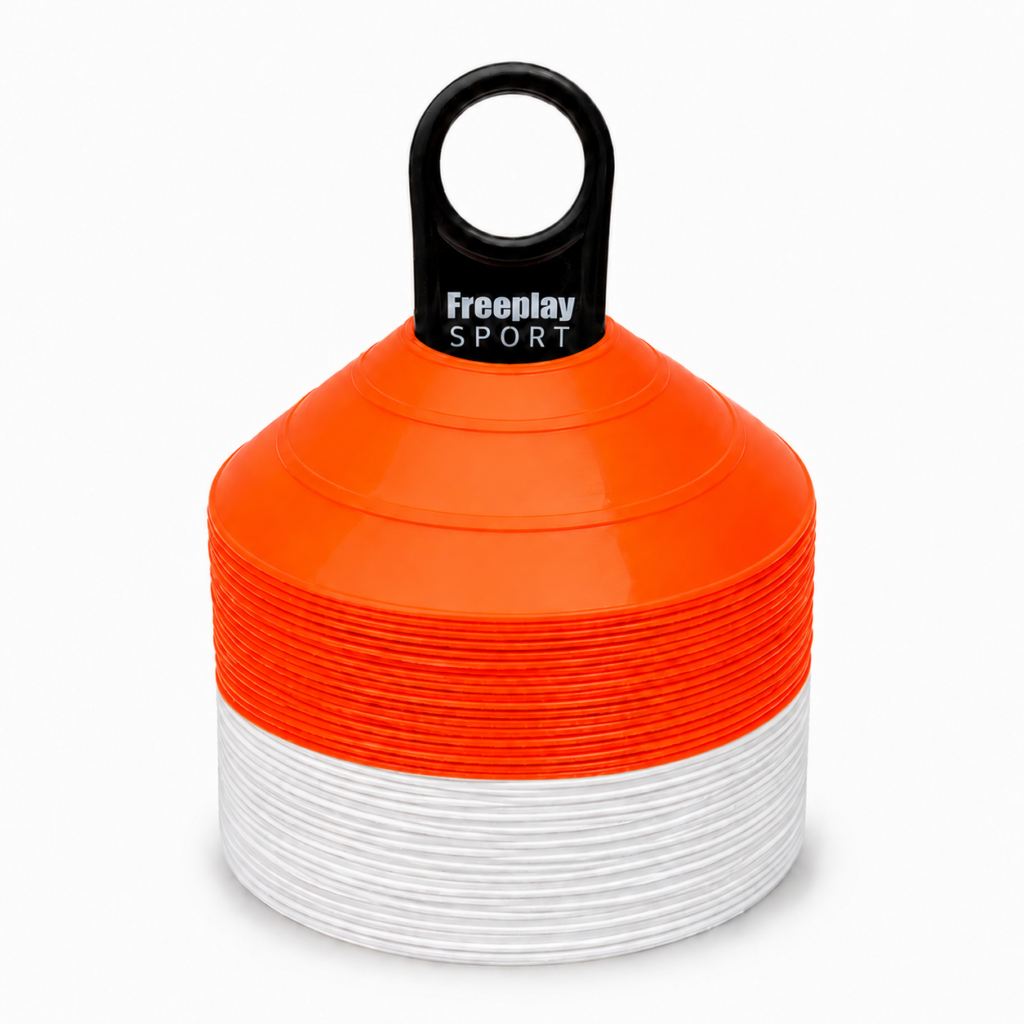 50 stk Freeplay Kegletoppe i Orange - Hvid Kegletoppe sæt i høj kvalitet fra Freeplay Sport. Kommer i sæt af 50 stk med holder. Disse kegletoppe er fremstillet i blød plastic, hvilket giver øget holdbarhed. Marker banen med disse kegletoppe og start kampen. De er også egnede til træning og opvarmningsøvelser. Højde: 5 cm Bredde: 21 cm Vægt: 25g pr. stk