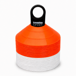 50 stk Freeplay Kegletoppe i Orange - Hvid Kegletoppe sæt i høj kvalitet fra Freeplay Sport. Kommer i sæt af 50 stk med holder. Disse kegletoppe er fremstillet i blød plastic, hvilket giver øget holdbarhed. Marker banen med disse kegletoppe og start kampen. De er også egnede til træning og opvarmningsøvelser. Højde: 5 cm Bredde: 21 cm Vægt: 25g pr. stk