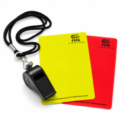 Dommersæt FIFA - Select med kort og fløjte Skal fodboldkampen i haven blive lidt sjovere, så køb dette FIFA og Select dommersæt med gult og orange kort samt sort dommerfløjte med halssnor.